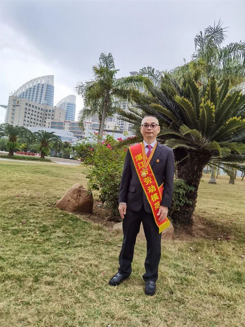 热烈祝贺龙健集团陈逸主席荣获湛江市劳模称号 (2).jpg