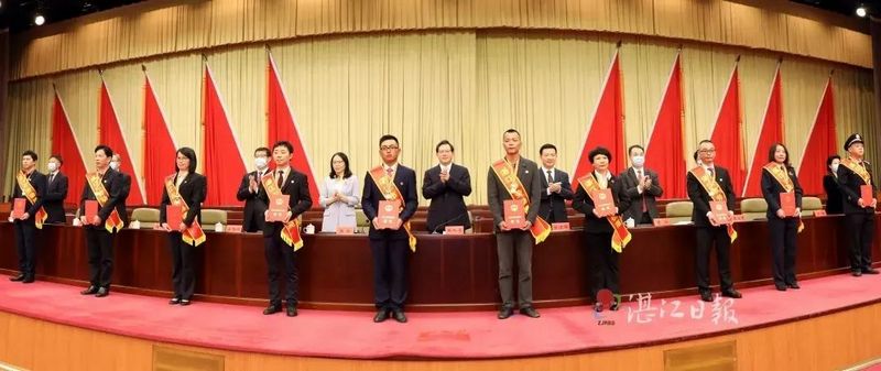 热烈祝贺龙健集团陈逸主席荣获湛江市劳模称号 (4).jpg